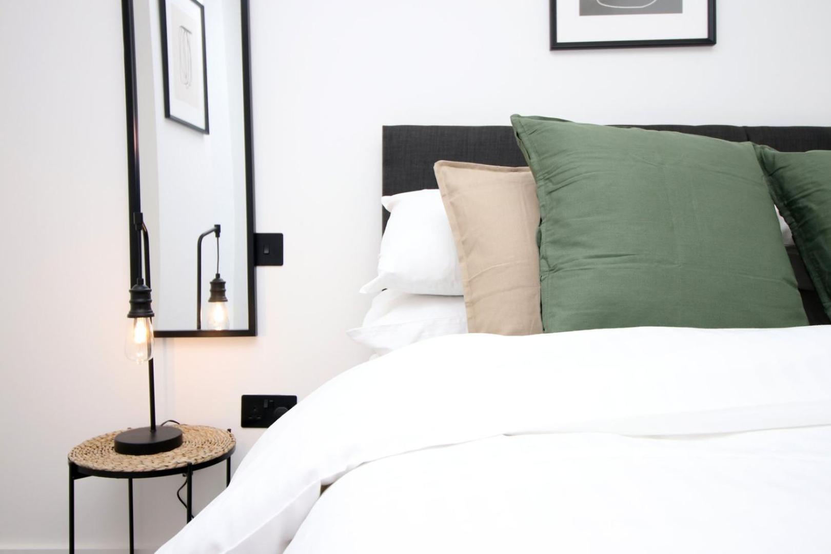 2 Bedroom With Free Parking 스윈던 외부 사진