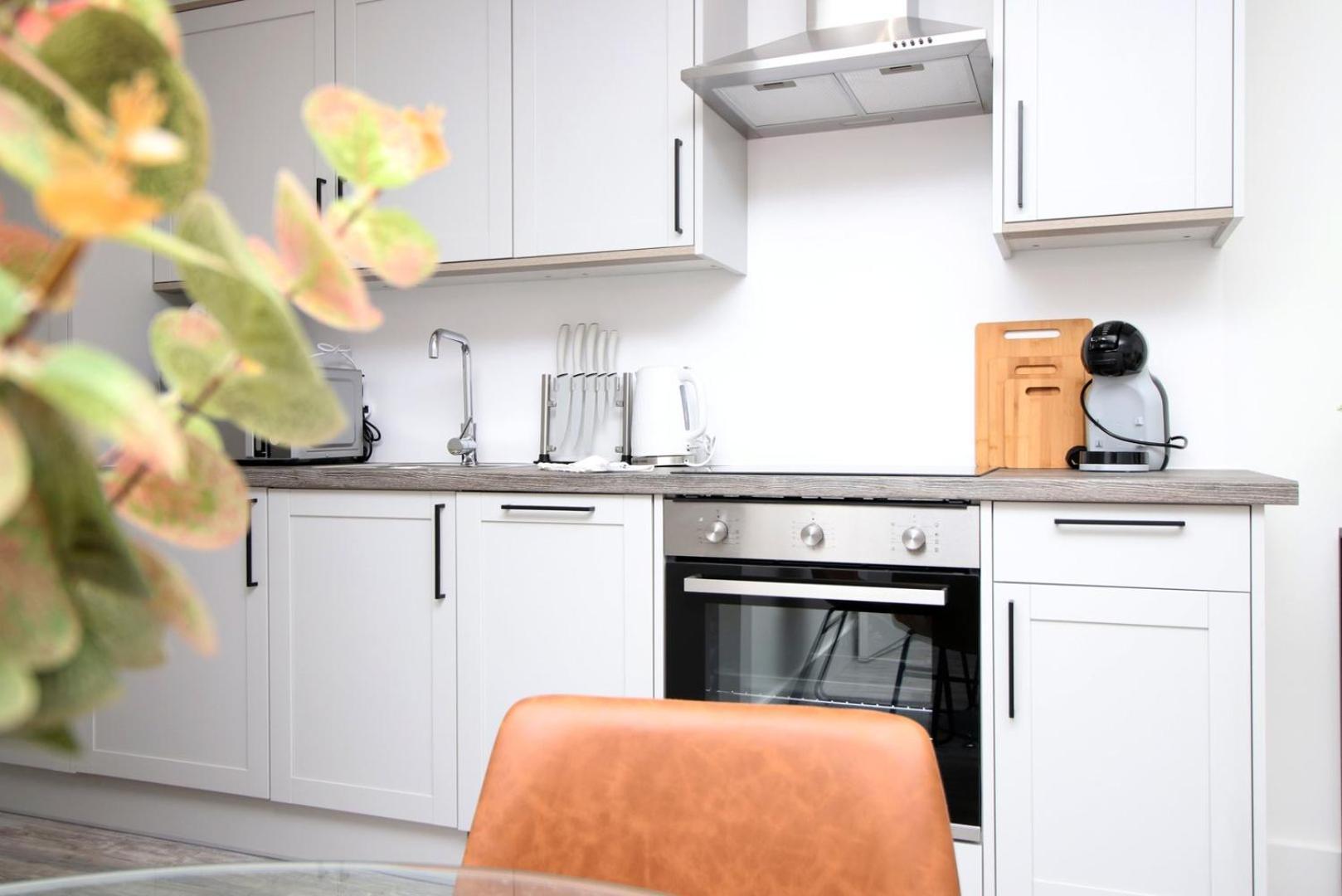 2 Bedroom With Free Parking 스윈던 외부 사진