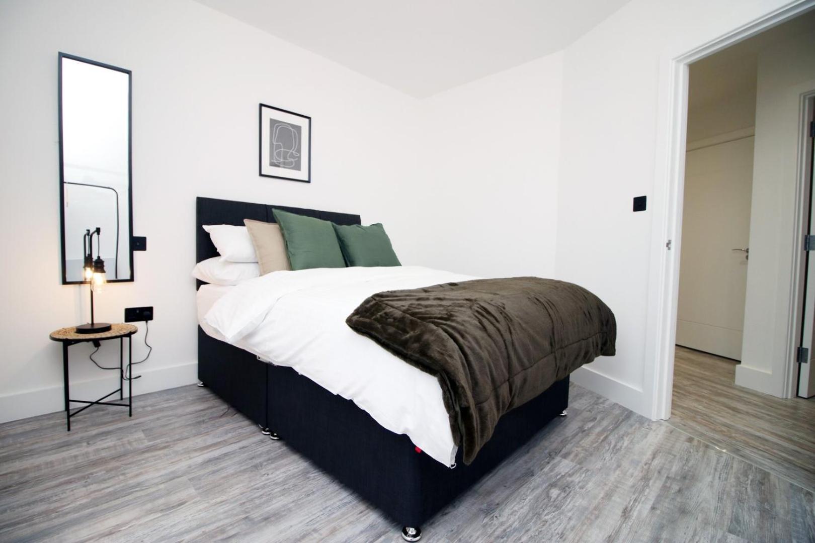 2 Bedroom With Free Parking 스윈던 외부 사진
