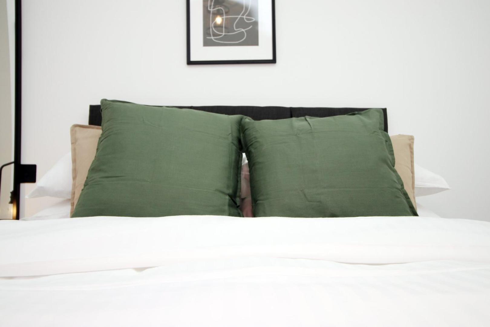 2 Bedroom With Free Parking 스윈던 외부 사진